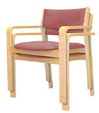 Cadeira com braço curvo empilhável