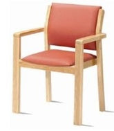 Cadeira com braços empilhável